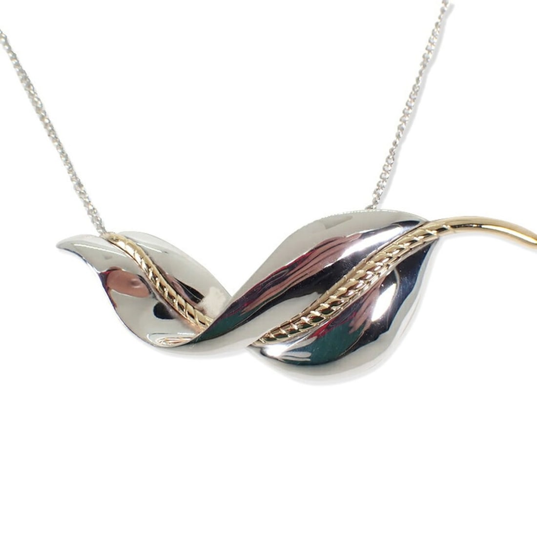 TIFFANY & Co. 925 750 Leaf Pendant Necklace: --- Catalog ---Category: SizePendant Size: 16.5mm x 48.5mm / 0.64'' x 1.9''Neck Circumference: 48 cm / 18.89''Category: DesignGender: WomenMaterial: Sterling silver 925, Yellow gold (18K)Necklace Type