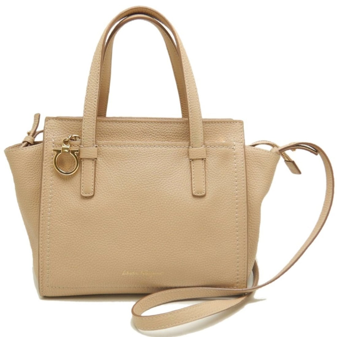 Salvatore Ferragamo Amy Gancini 2-Way Handbag EE-21 F478 Leather Beige Women's 253679: --- Catalog ---Category: SizeSize (HxWxD): 21cm x 34cm x 13.5cm / 8.26'' x 13.38'' x 5.31''Category: DesignType: HandbagColor: BeigeGender: WomenMaterial: Leather Category: GeneralMPN: EE-21 F478Brand