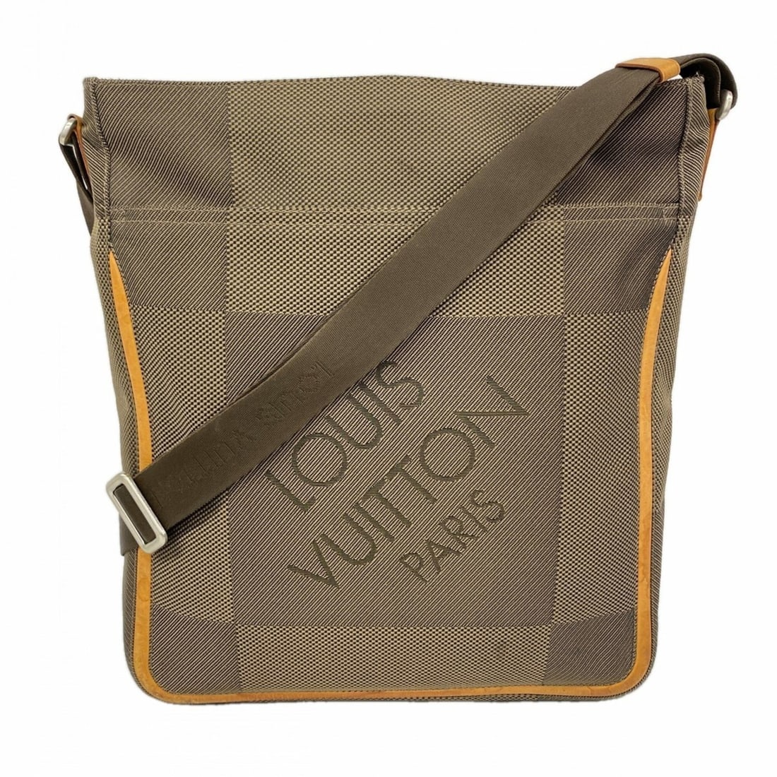 Louis Vuitton Damier Géant Compagnon Shoulder Bag M93045 (Men's): --- Catalog ---Category: SizeSize (HxWxD): 38cm x 32cm x 7cm / 14.96'' x 12.59'' x 2.75''Category: DesignType: Shoulder bagColor: EarthGender: MenCategory: GeneralMPN: M93045Brand: Louis Vuitton--- It
