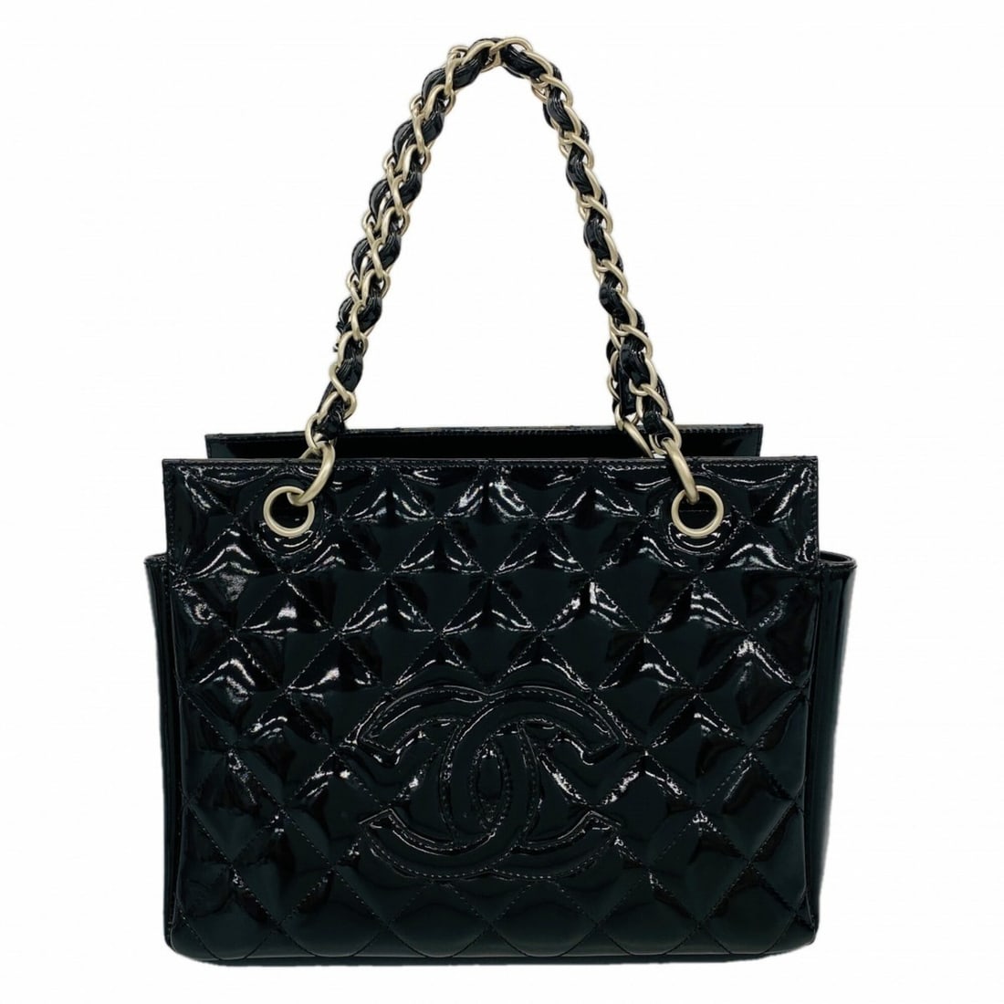 Chanel Matelassé Patent Leather Handbag, Black, Women's: --- Catalog ---Category: SizeSize (HxWxD): 19cm x 25.5cm x 14.5cm / 7.48'' x 10.03'' x 5.7''Category: DesignType: HandbagColor: BlackGender: WomenMaterial: Patent leather Hardware Color: SilverCategor