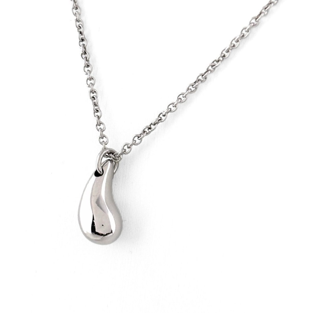 Tiffany & Co. Teardrop Necklace, Platinum Pendant, Elsa Peretti Pt950, Women's: --- Catalog ---Category: SizePendant Size: 9.7mm x 5mm / 0.38'' x 0.19''Neck Circumference: 40.5 cm / 15.94''Category: DesignColor: SilverGender: WomenMaterial: Platinum 950Pendant Type: PendantNeckla