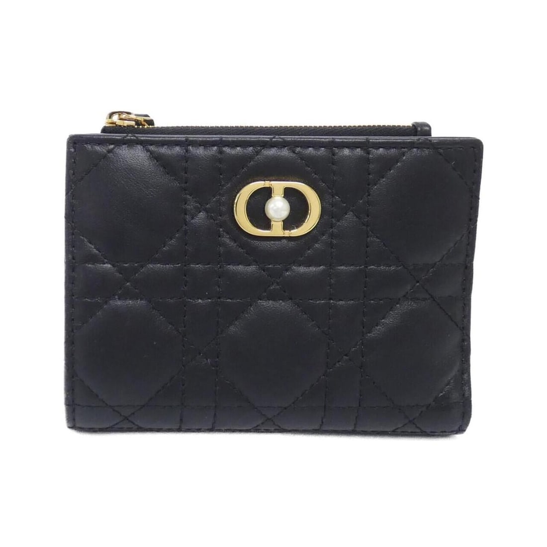 Salvatore Ferragamo Vara JP-22 A926 Women's Leather Wallet (bi-fold) Blue: --- Catalog ---Category: SizeSize (HxWxD): 9cm x 11cm x 3cm / 3.54'' x 4.33'' x 1.18''Category: DesignType: Wallet (bi-fold)Color: BlueGender: WomenClosure: Snap fastenerMaterial: Leather Inner Pocket