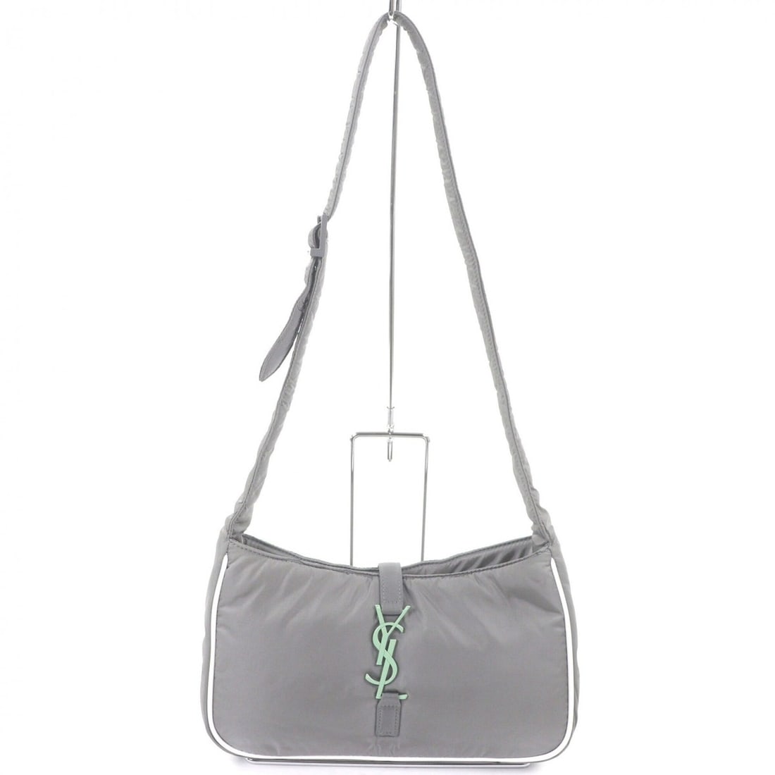 Yves Saint Laurent SAINT LAURENT PARIS 733294 Nylon Cassandra Logo Hardware One-Shoulder Bag, Gray,: --- Catalog ---Category: SizeSize (HxWxD): 14cm x 26cm x 4cm / 5.51'' x 10.23'' x 1.57''Category: DesignType: Shoulder bagColor: GrayGender: WomenMaterial: Nylon Category: GeneralBrand: Yves Saint Lau