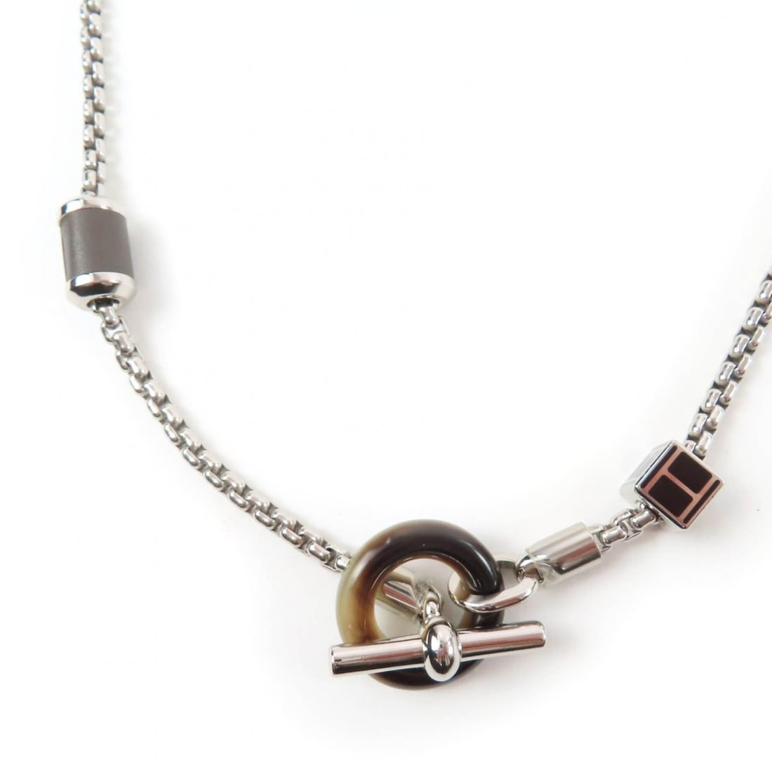 HERMES Meli Melo H-logo pendant necklace, silver and black, made in Italy, for women.: --- Catalog ---Category: SizeDiameter: 2.2mm / 0.08''Neck Circumference: 51 cm / 20.07''Category: DesignColor: Black, SilverGender: WomenNecklace Type: Pendant necklaceCategory: GeneralBrand: HermesCo