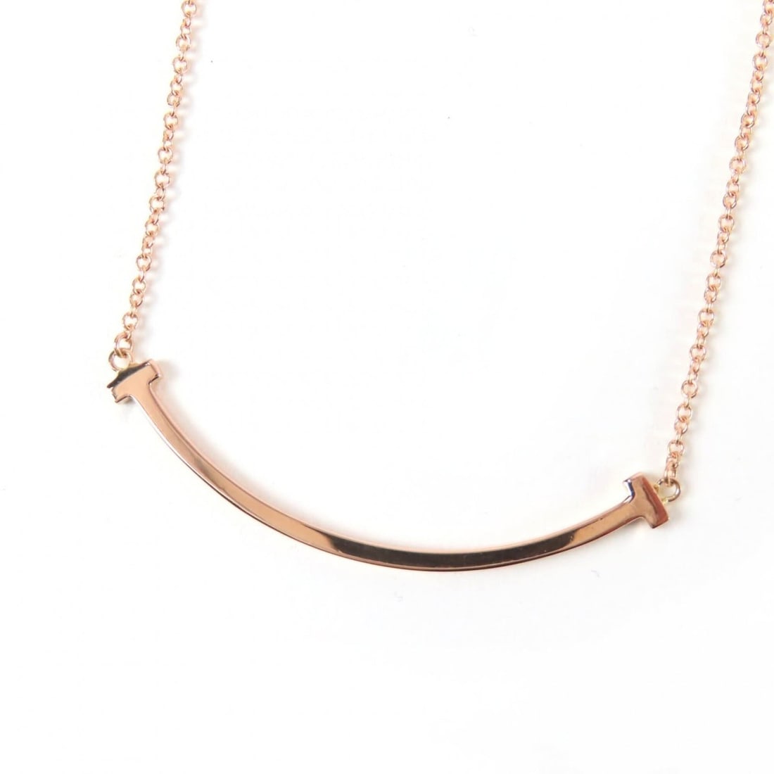 TIFFANY&Co. Tiffany T Smile Pendant Small AU750 18K (PG) Current Model Necklace Rose Gold Weight: --- Catalog ---Category: SizeWeight: 3g / 0.1oz.Pendant Size: 35mm / 1.37''Neck Circumference: 41 cm - 46 cm / 16.14'' - 18.11''Category: DesignColor: Rose goldGender: WomenMaterial: Rose gold (18K)Ne
