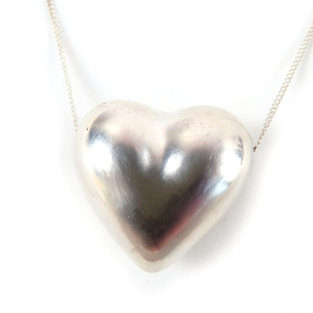 TIFFANY&Co. Tiffany 925 Vintage Pinched Heart Necklace Pendant - Silver Women's Accessory: --- Catalog ---Category: SizePendant Size: 2.5mm x 2.3mm / 0.09'' x 0.09''Neck Circumference: 46 cm / 18.11''Category: DesignColor: SilverGender: WomenMaterial: Silver 925Pendant Type: PendantNecklace
