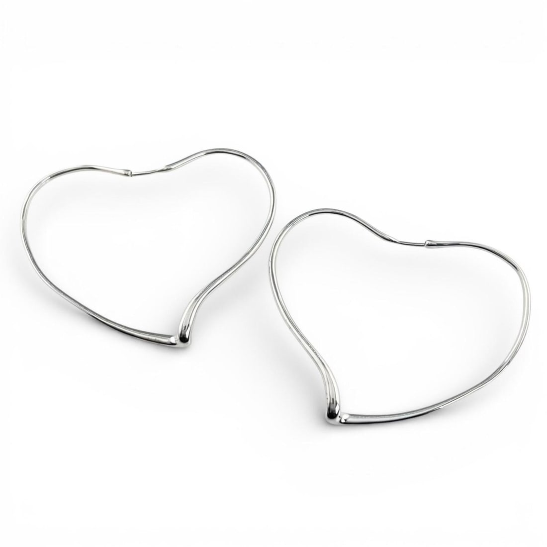 TIFFANY&Co. Tiffany & Co. AG925 Elsa Peretti Open Heart Hoop Earrings, Large, Pair, Silver, Women's: --- Catalog ---Category: SizeSize (HxWxD): 40.00mm x 50.00mm / 1.57'' x 1.97''Category: DesignType: Hoop earringsColor: SilverGender: WomenMaterial: Silver 925Category: GeneralLine: Open HeartBrand: T