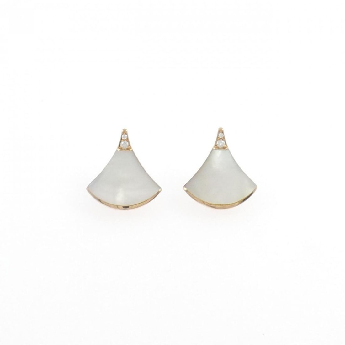 Bvlgari Diva's Dream Earrings: --- Catalog ---Category: SizeWeight: 4.2g / 0.14oz.Size (HxWxD): 15.10mm x 13.70mm / 0.59'' x 0.54''Category: DesignType: Stud earringsStone: Diamond, Mother of pearlGender: WomenMaterial: Pink gold (