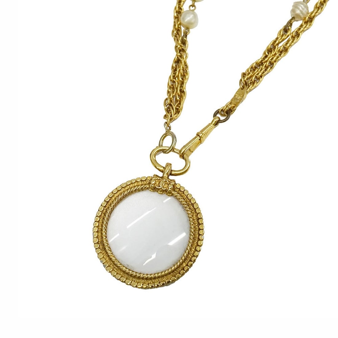 Chanel necklace for women, brand name, faux pearl, gold pendant, magnifying glass, double chain.: --- Catalog ---Category: SizePendant Size: 59.6mm x 45.1mm / 2.34'' x 1.77''Neck Circumference: 95 cm / 37.4''Category: DesignColor: GoldGender: WomenPendant Type: PendantNecklace Type: NecklaceCatego