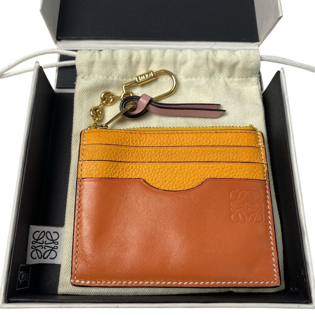 Loewe Square Coin Card Holder, Fragment, Women's: --- Catalog ---Category: SizeSize (HxWxD): 9cm x 10cm / 3.54'' x 3.93''Category: DesignType: Coin purse/coin caseGender: WomenMaterial: Leather Category: GeneralBrand: Loewe--- Item List ---Section: C