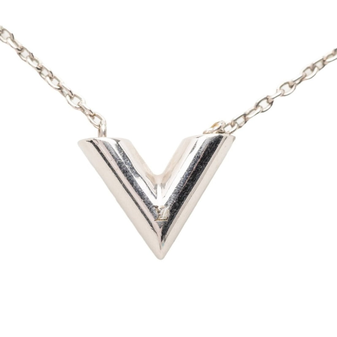 Louis Vuitton Essential V Pendant Necklace M63197 Silver Metal Women's LOUIS VUITTON: --- Catalog ---Category: SizePendant Size: 14.2mm x 16.3mm / 0.55'' x 0.64''Neck Circumference: 52.5 cm / 20.66''Category: DesignColor: SilverGender: WomenMaterial: MetalNecklace Type: NecklaceCategor