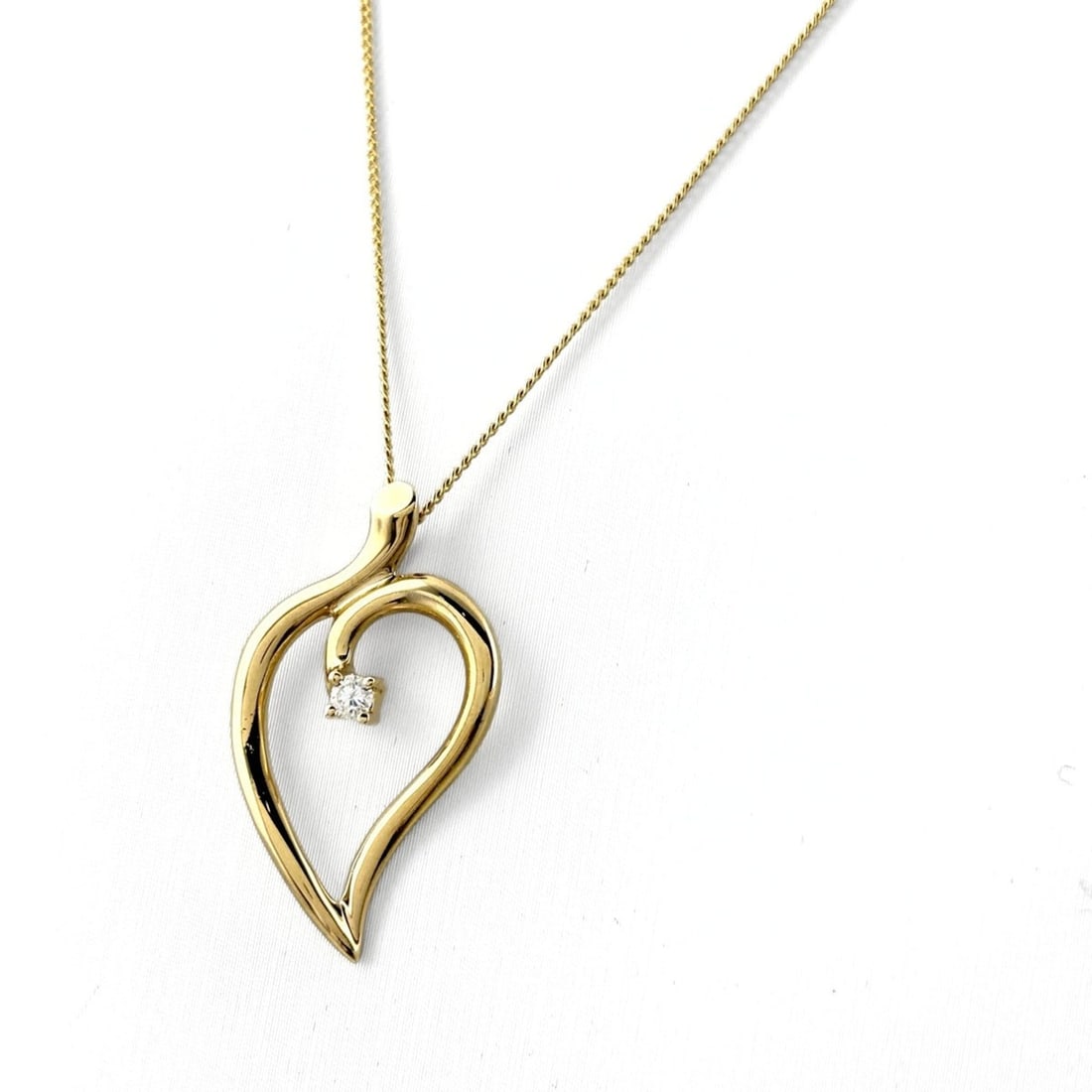 Tiffany & Co. Yellow Gold (YG) Pendant Necklace with Small Diamonds (750) - Women's: --- Catalog ---Category: SizeWeight: 4g / 0.14oz.Pendant Size: 26.4mm x 14.9mm / 1.03'' x 0.58''Neck Circumference: 46 cm / 18.11''Category: DesignStone: DiamondGender: WomenMaterial: Yellow gold (18K