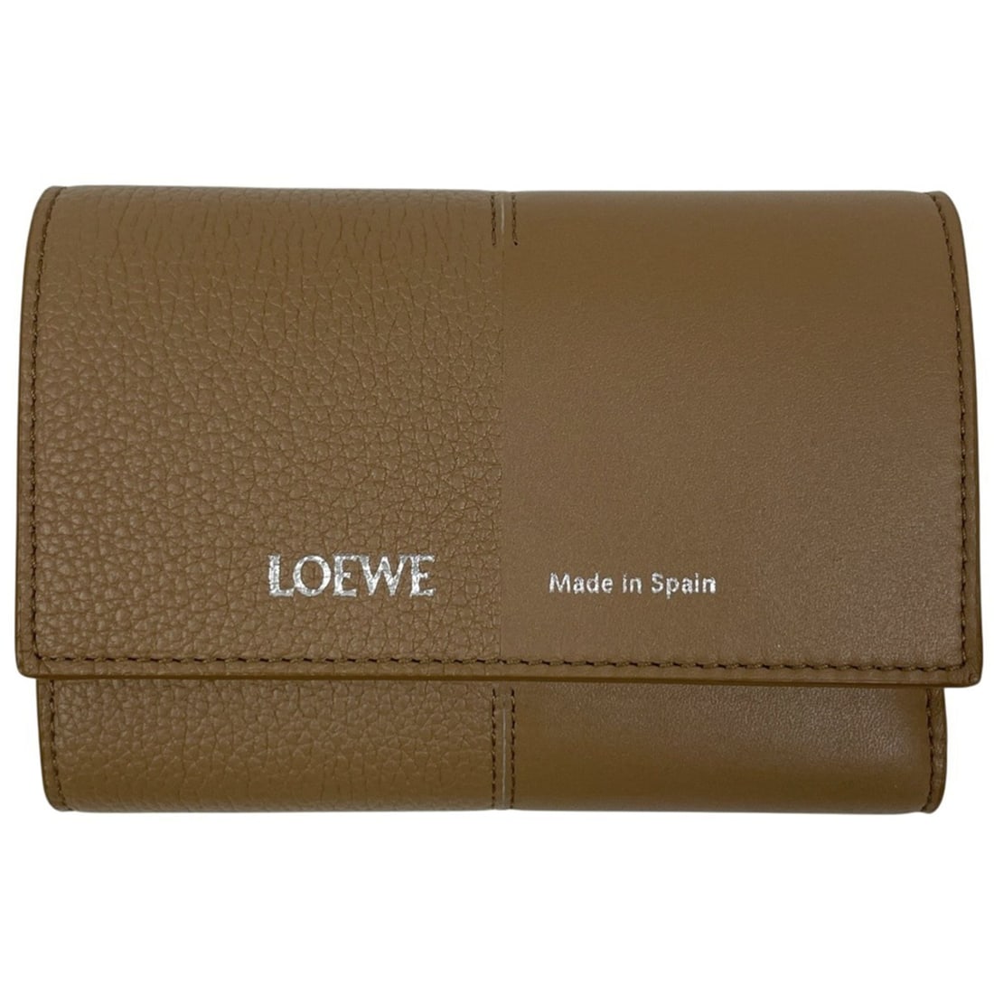Loewe Vertical Wallet Small Tri-fold Smooth Leather Mocha C612S33X01 Women's: --- Catalog ---Category: SizeSize (HxWxD): 8.2cm x 11.8cm x 3cm / 3.22'' x 4.64'' x 1.18''Category: DesignType: Wallet (tri-fold)Gender: WomenMaterial: Leather Leather/Fur Type: Smooth calf leatherCat