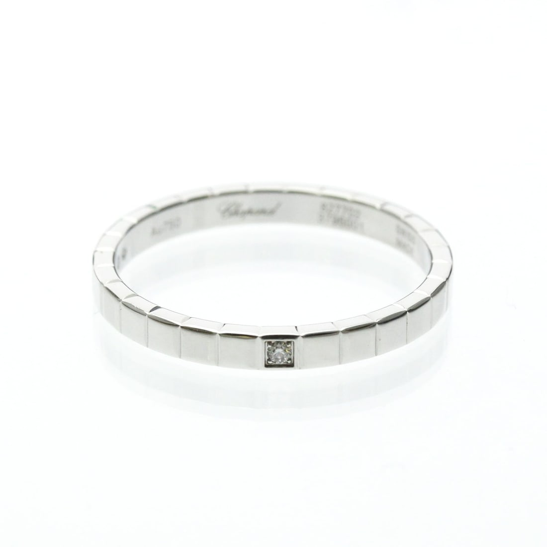 Chopard Ice Cube Ring Diamond 827702 White Gold (18K) Fashion No Stone Band Ring Silver: --- Catalog ---Category: SizeWidth: 2.4mm / 0.09''Weight: 3g / 0.1oz.JP Size: 16.5US Size: 7.5-8Category: DesignType: Band ringColor: SilverMetal: White GoldStone: No StoneStyle: FashionGender: Men,Wo