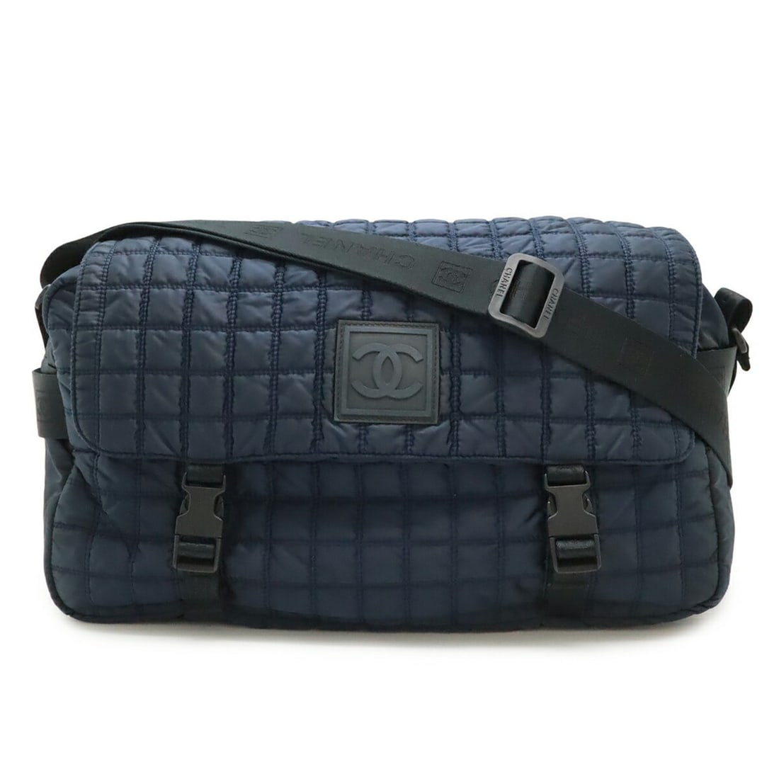 CHANEL Sport Line Coco Mark Handbag/Shoulder Bag, Quilted Nylon, Navy Blue/Black: --- Catalog ---Category: SizeSize (HxWxD): 30cm x 38cm x 15.5cm / 11.81'' x 14.96'' x 6.1''Category: DesignType: Messenger bag, Shoulder bagColor: Black, NavyGender: Men,WomenMaterial: Nylon Category:
