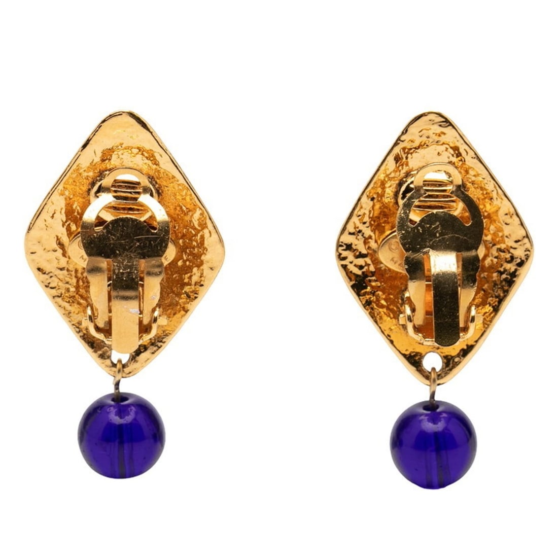 Chanel Matelassé Vintage Diamond-Shaped Earrings 94P Blue Gold Plated with Colored Stones for Women: --- Catalog ---Category: SizeSize (HxWxD): 42.00mm x 22.00mm / 1.65'' x 0.87''Category: DesignType: Clip earringsColor: GoldStone: Color stoneGender: WomenSeason: VintageStone Color: BlueCategory: Gen