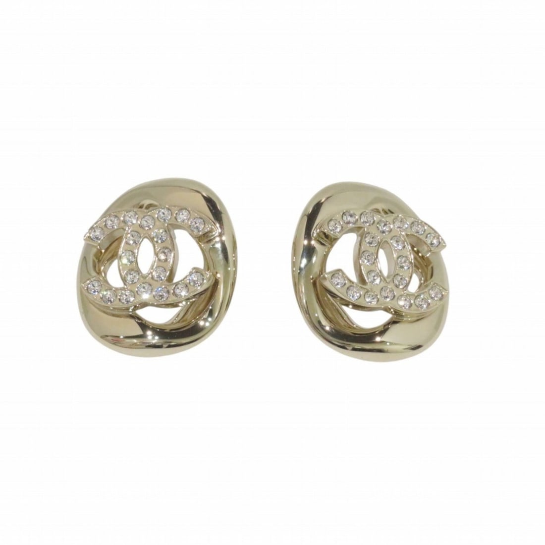 Chanel earrings, alloy jewelry.: --- Catalog ---Category: DesignType: Stud earringsGender: WomenMaterial: AlloyCategory: GeneralBrand: Chanel--- Item List ---Section: ConditionRanking: Rank A Used - A few traces of usage, some scratc
