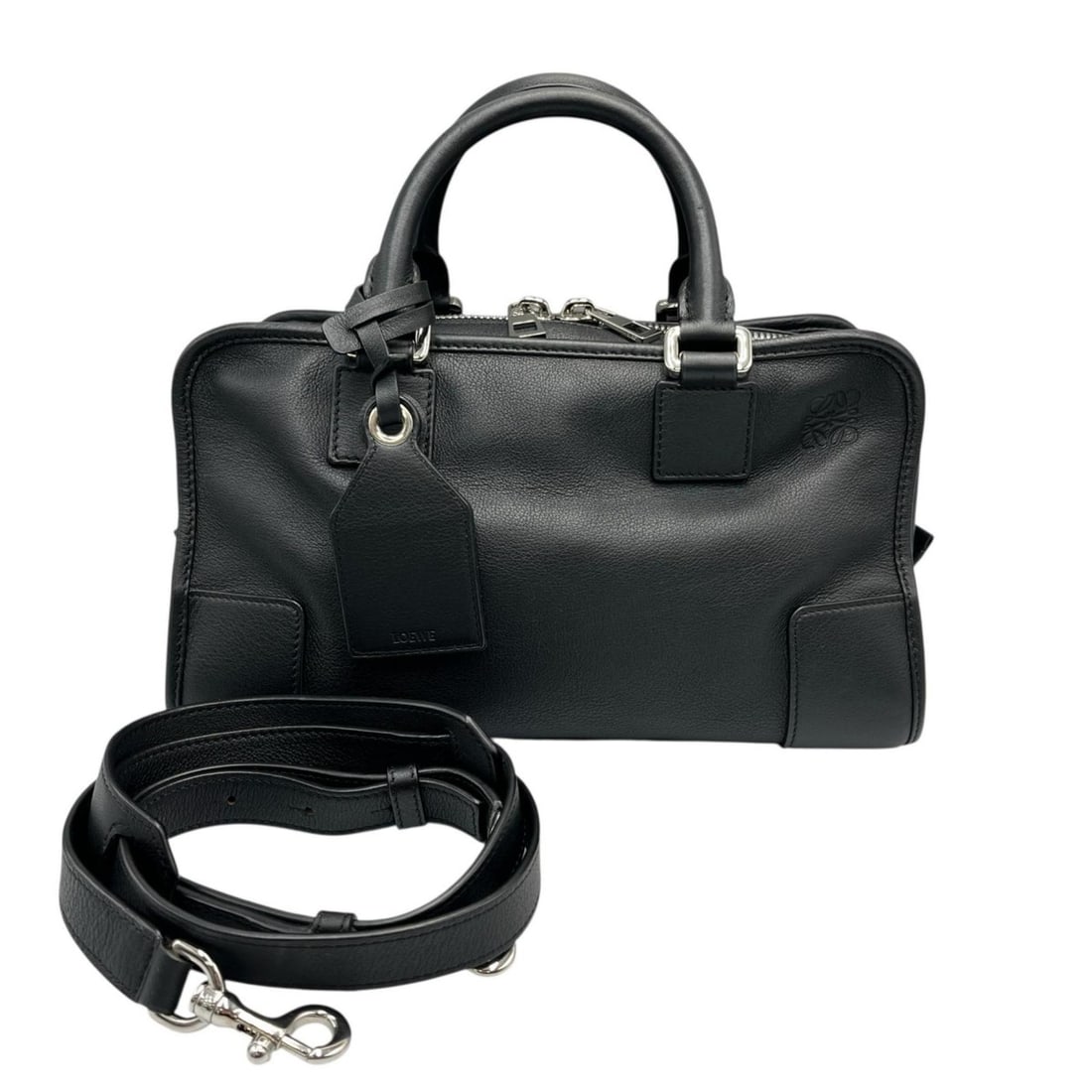 LOEWE Amazona 28 2-way shoulder bag in black leather for women: --- Catalog ---Category: SizeSize (HxWxD): 17cm x 29cm x 12cm / 6.69'' x 11.41'' x 4.72''Category: DesignType: Handbag, Shoulder bagColor: BlackGender: WomenMaterial: Leather Category: GeneralBrand: L
