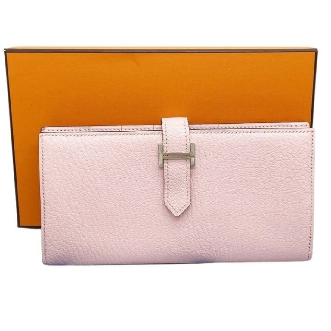 HERMES Bearn Soufflé Long Wallet, Rose Sakura, Chevre Leather, Women's Bi-fold Wallet: --- Catalog ---Category: DesignType: Long wallet (bi-fold)Color: Rose sakuraGender: WomenMaterial: Chevre leather Category: GeneralBrand: HermesCountry of Origin: France--- Item List ---Section: Condi