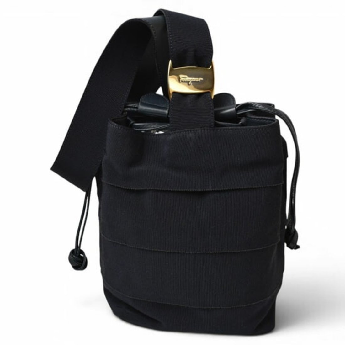 Salvatore Ferragamo shoulder bag, black, women's, drawstring.: --- Catalog ---Category: SizeSize (HxWxD): 23.5cm x 17cm x 12cm / 9.25'' x 6.69'' x 4.72''Strap Length: 96cm / 37.79''Category: DesignType: Shoulder bagColor: BlackGender: WomenMaterial: Canvas , Leat