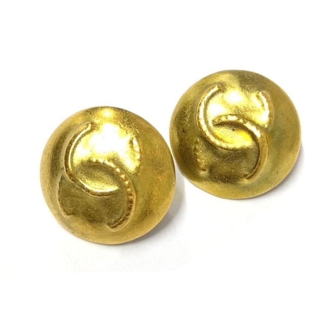 Chanel Coco Mark Round Circle Earrings 95C GPg Gold: --- Catalog ---Category: SizeWeight: 12.9g / 0.45oz.Size (HxWxD): 20.00mm x 20.00mm / 0.79'' x 0.79''Category: DesignType: Clip earringsColor: GoldFinish: Gold platedGender: WomenCategory: GeneralBran