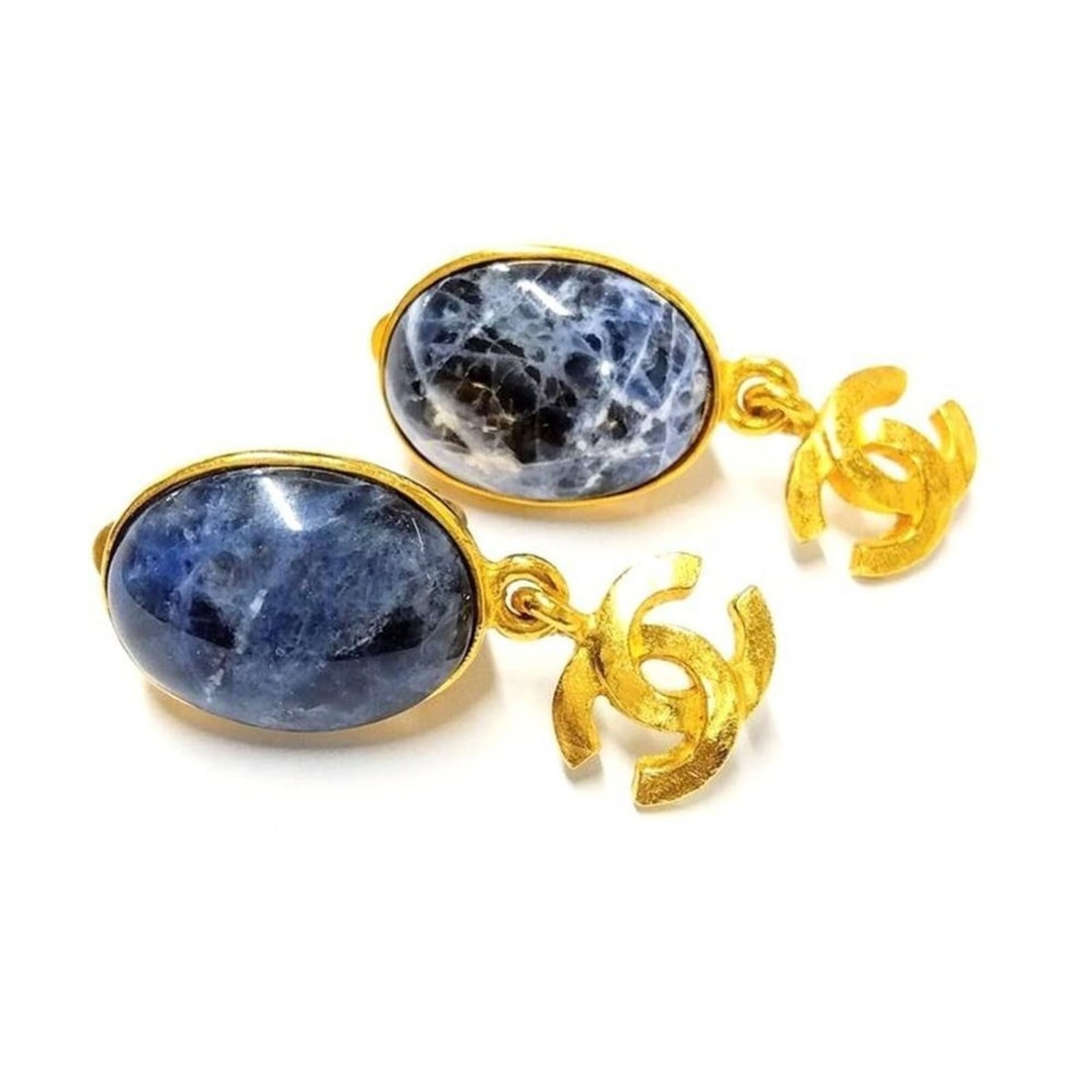 Chanel Coco Mark Swing Stone Earrings 95A GP Gold Blue: --- Catalog ---Category: SizeSize (HxWxD): 37.00mm x 15.00mm / 1.46'' x 0.59''Category: DesignType: Clip earringsColor: Blue, GoldFinish: Gold platedGender: WomenCategory: GeneralBrand: ChanelCountry 