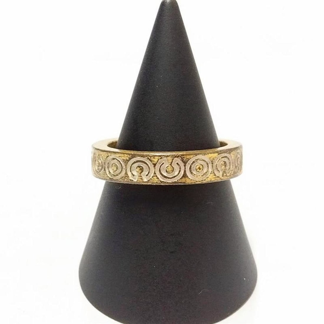 Chanel COCO Ring, Metal, Approx. 101A Gold: --- Catalog ---Category: SizeWidth: 4mm / 0.16''JP Size: 13US Size: 6.5Category: DesignType: Band ringColor: GoldGender: WomenMaterial: MetalCategory: GeneralBrand: ChanelCountry of Origin: France--- 