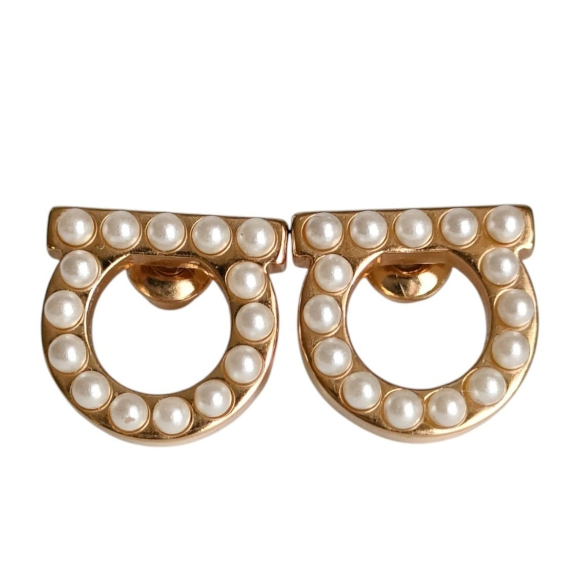 Salvatore Ferragamo Gancini Pearl Stud Earrings, Gold Color, with Box, Women's: --- Catalog ---Category: SizeWeight: 2g / 0.07oz.Size (HxWxD): 13.00mm x 12.00mm / 0.51'' x 0.47''Category: DesignType: Stud earringsColor: GoldGender: WomenCategory: GeneralLine: GanciniBrand: Salvat