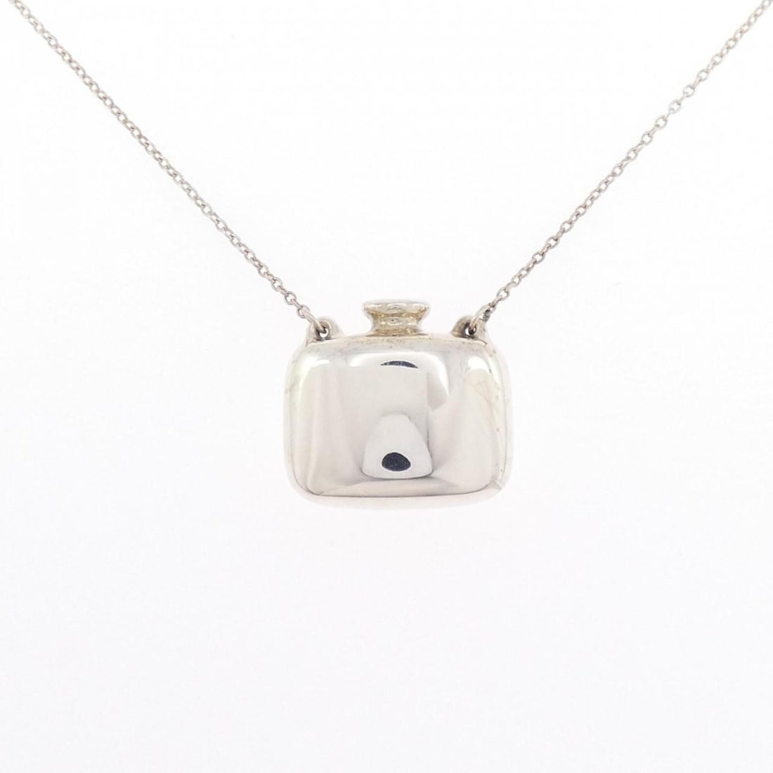 Tiffany 925 Necklace: --- Catalog ---Category: SizeWidth: 1mm / 0.04''Weight: 5.3g / 0.18oz.Pendant Size: 17.3mm x 18.8mm / 0.68'' x 0.74''Neck Circumference: 68 cm / 26.77''Category: DesignGender: WomenMaterial: Silver 92