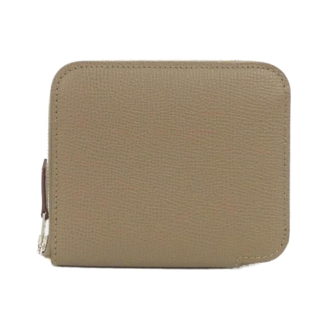 Hermes EN LIBERTE Silk In Compact 084266CK Wallet: --- Catalog ---Category: SizeSize (HxWxD): 9.5cm x 11cm x 1.5cm / 3.74'' x 4.33'' x 0.59''Category: DesignType: Wallet (bi-fold)Color: Cassis, Etoupe gray, VertGender: Men,WomenMaterial: Epsom leather