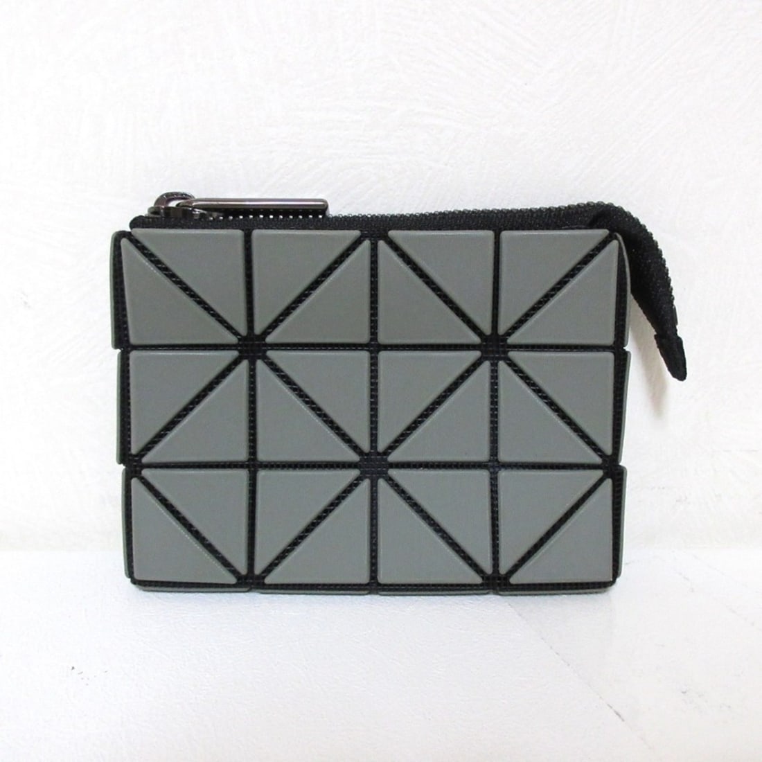 BAOBAO ISSEY MIYAKE Compact Coin Wallet BB18-AG741 Gray (Men's & Women's): --- Catalog ---Category: SizeSize (HxWxD): 8.5cm x 12cm x 1cm / 3.34'' x 4.72'' x 0.39''Category: DesignType: Coin purse/coin caseColor: GrayGender: Men,Women,UnisexCategory: GeneralBrand: Issey Miyak