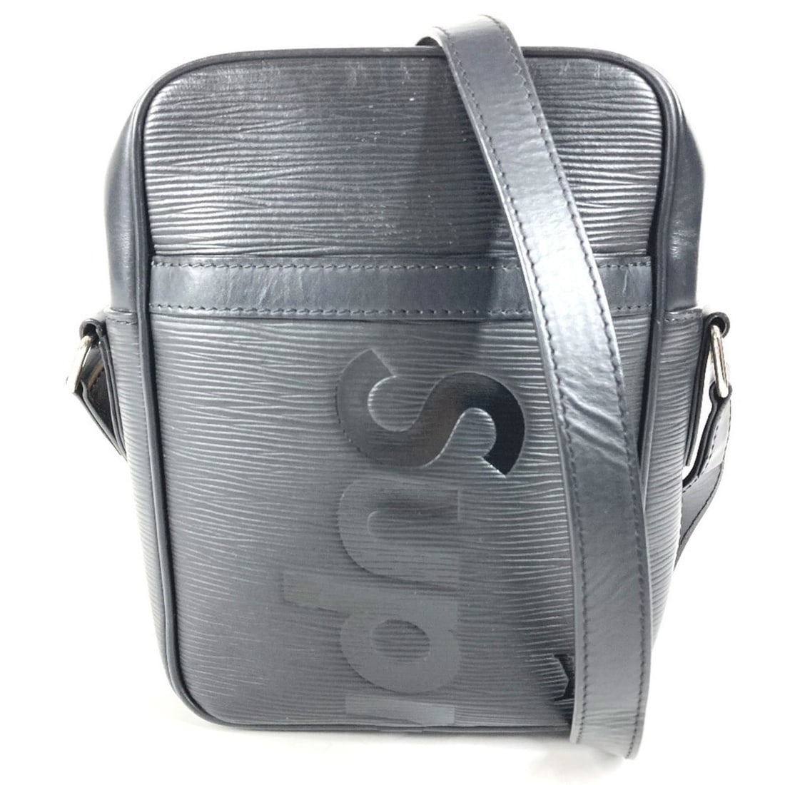 LOUIS VUITTON M53431 Epi Leather x Supreme Collaboration Danube Bag, Crossbody Pouch, Shoulder: --- Catalog ---Category: SizeSize (HxWxD): 21.5cm x 16cm x 6cm / 8.46'' x 6.29'' x 2.36''Category: DesignType: Shoulder bagColor: Black, NoirGender: Men,Women,UnisexMaterial: Epi leather Category: Gen