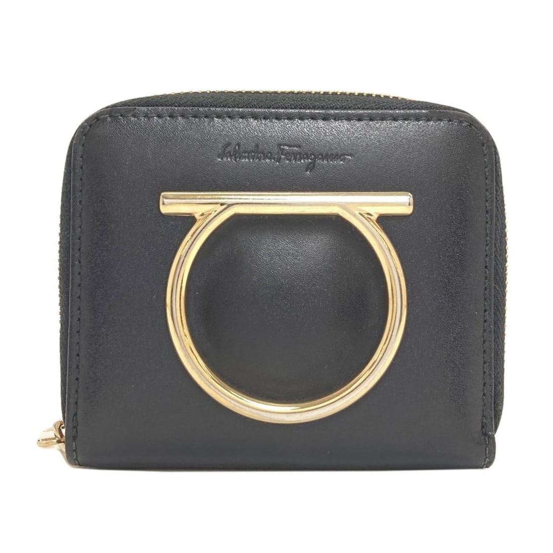 Salvatore Ferragamo Gancini hardware coin case, leather, women's.: --- Catalog ---Category: SizeSize (HxWxD): 10cm x 11cm x 2.5cm / 3.93'' x 4.33'' x 0.98''Category: DesignType: Wallet (bi-fold)Color: BlackGender: WomenClosure: ZipperMaterial: Leather Category: Gener