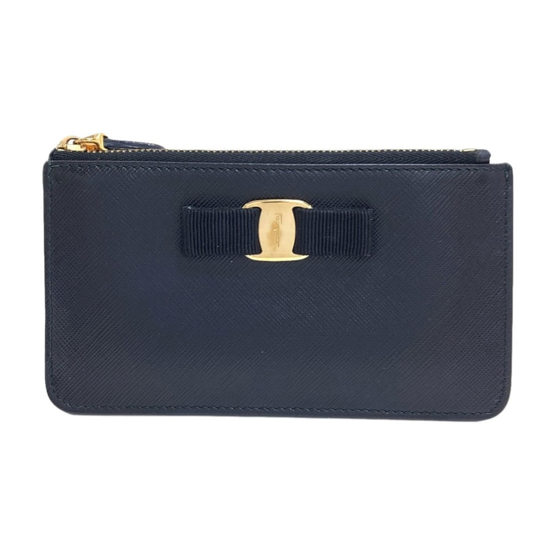 Salvatore Ferragamo Vara Ribbon Coin Case Leather Women's: --- Catalog ---Category: SizeSize (HxWxD): 8.5cm x 15cm x 1cm / 3.34'' x 5.9'' x 0.39''Category: DesignType: Coin purse/coin caseColor: BlackGender: WomenClosure: ZipperMaterial: Leather Category: Gen