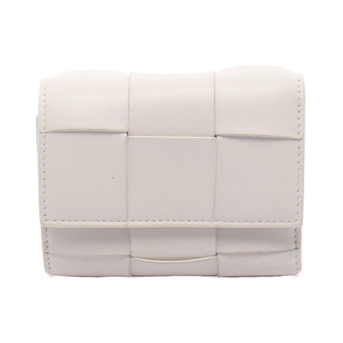 Bottega Veneta Cassette Maxi Intrecciato Small Tri-fold Wallet, Leather, Women's, White (651372): --- Catalog ---Category: SizeSize (HxWxD): 9.5cm x 11.5cm x 2.5cm / 3.74'' x 4.52'' x 0.98''Category: DesignType: Wallet (tri-fold)Color: WhiteGender: WomenMaterial: Leather Category: GeneralMPN: 6513