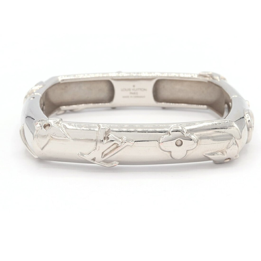 Louis Vuitton Bracelet, Braslet Bangle, Family, M63137, Silver Metal, Size S, Monogram, LOUIS: --- Catalog ---Category: SizeLength: 16.5cm - 17cm / 6.49'' - 6.69''Weight: 57.3g / 2.02oz.Category: DesignType: Charm braceletColor: SilverGender: WomenMaterial: MetalCategory: GeneralLine: MonogramB