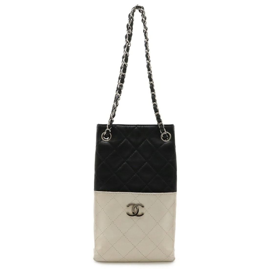 CHANEL Matelassé Chain Shoulder Bag, Lambskin Leather, Bicolor, Black and White: --- Catalog ---Category: SizeWeight: 400g / 14.1oz.Size (HxWxD): 27cm x 16cm x 7cm / 10.62'' x 6.29'' x 2.75''Strap Length: 97cm / 38.18''Category: DesignType: Shoulder bagColor: Black, WhiteGender: W
