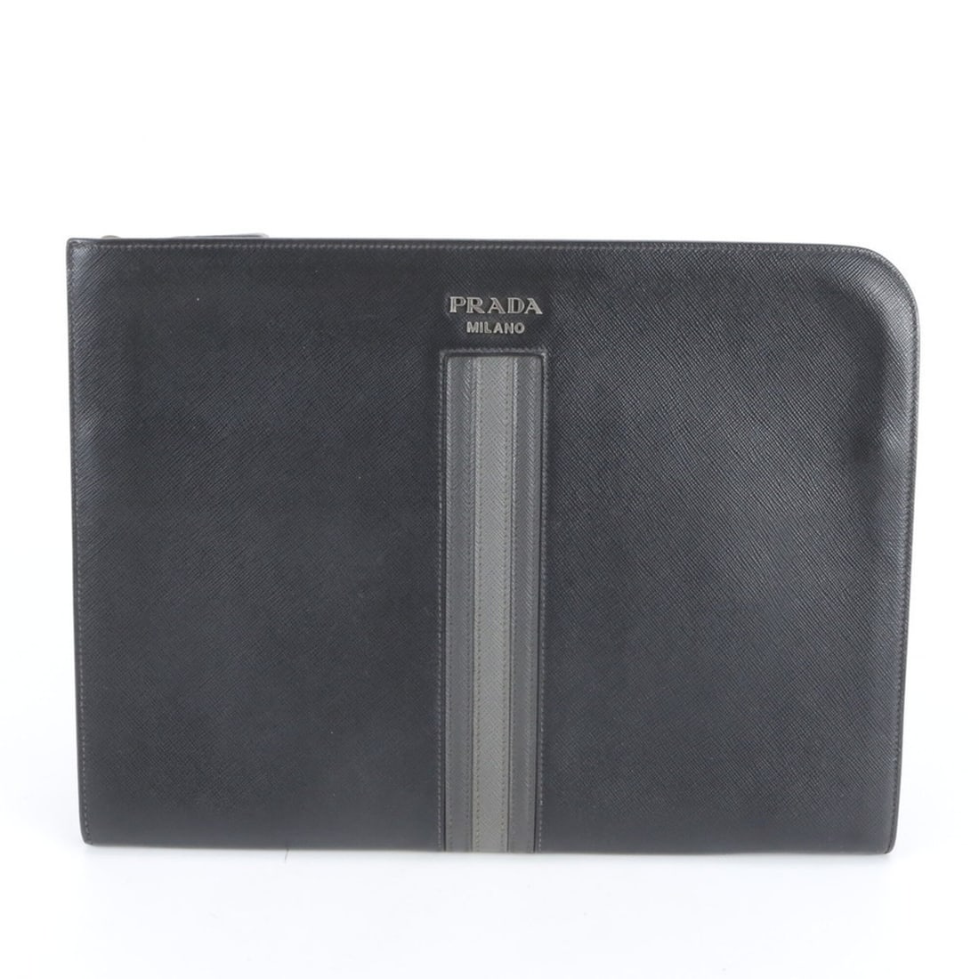 Prada Saffiano Leather Second Bag Clutch Handbag Pouch Black Men's: --- Catalog ---Category: SizeSize (HxWxD): 25cm x 33cm x 2cm / 9.84'' x 12.99'' x 0.78''Category: DesignType: Clutch bag, PouchColor: Black, GrayGender: MenMaterial: Leather Category: GeneralBrand: Pr