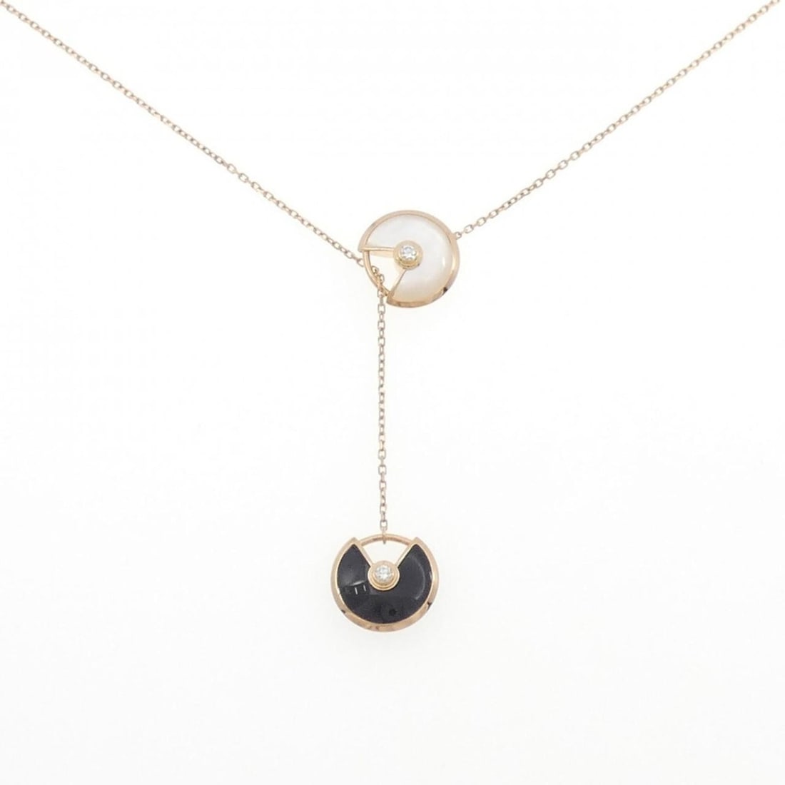 Cartier Amulet Necklace: --- Catalog ---Category: SizePendant Size: 11.3mm x 11.9mm / 0.44'' x 0.46''Neck Circumference: 60 cm / 23.62''Category: DesignColor: Pink goldStone: Diamond, Mother of pearl, OnyxGender: WomenMateria