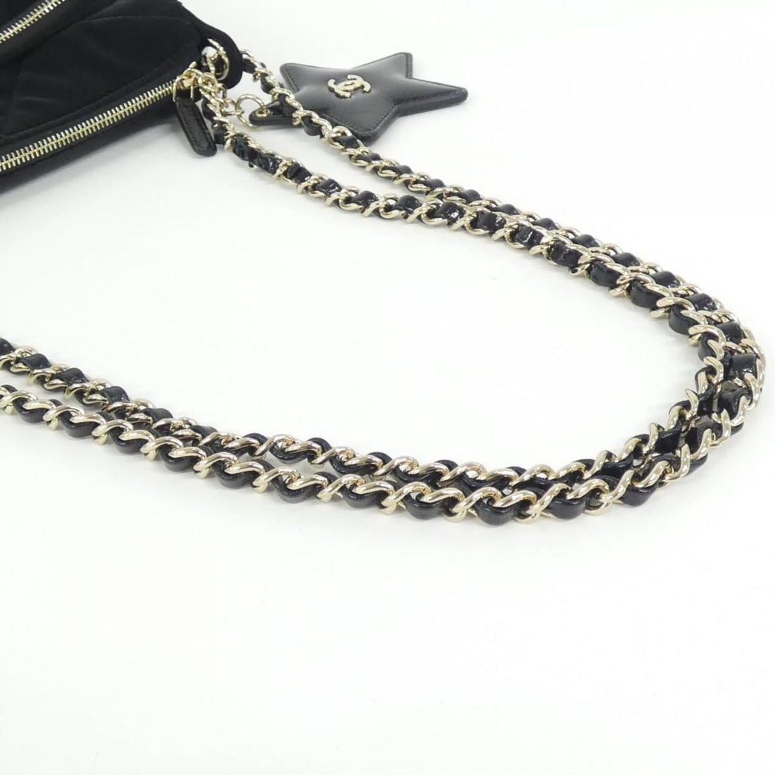 Chanel AP4771 Handbag, Clutch, Shoulder Bag: --- Catalog ---Category: SizeSize (HxWxD): 14cm x 21cm x 5cm / 5.51'' x 8.26'' x 1.96''Category: DesignType: Handbag, Shoulder bagColor: BlackGender: WomenMaterial: Nylon Hardware Color: GoldCategory: