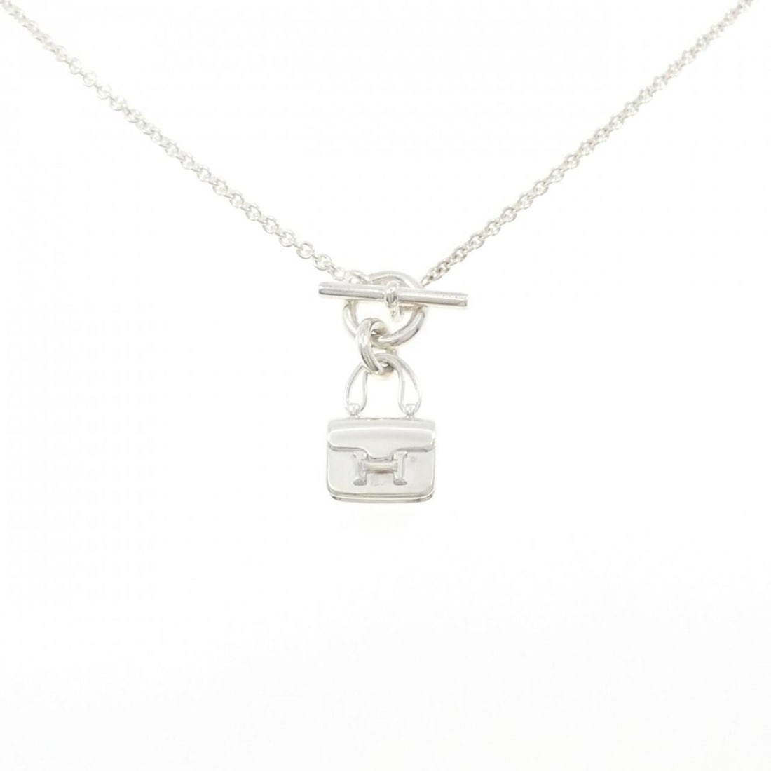 Hermes Amulette Constance Necklace: --- Catalog ---Category: SizePendant Size: 12.8mm x 30.2mm / 0.5'' x 1.18''Neck Circumference: 53 cm / 20.86''Category: DesignColor: SilverGender: WomenMaterial: Silver 925Necklace Type: