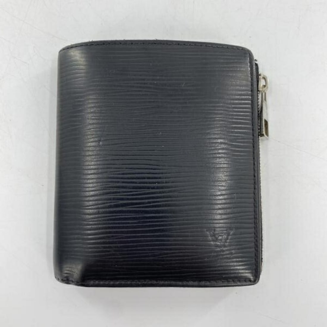 LOUIS VUITTON Portefeuille Smart Bi-fold Wallet M64007 Epi Black Louis Vuitton: --- Catalog ---Category: SizeSize (HxWxD): 11cm x 10cm x 2cm / 4.33'' x 3.93'' x 0.78''Category: DesignType: Wallet (bi-fold)Color: Black, BlueGender: Women,MenCategory: GeneralLine: EpiBrand: Louis V