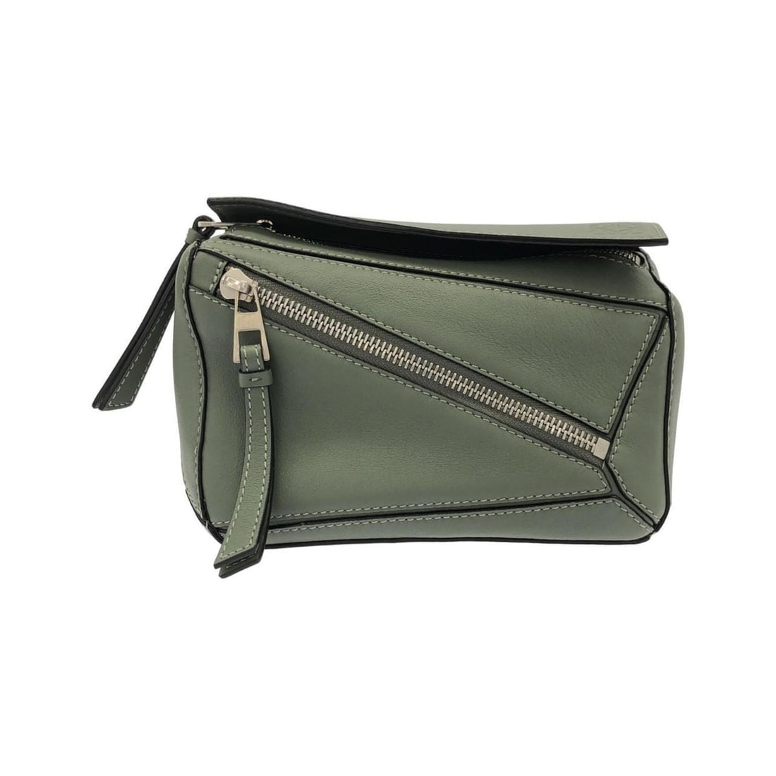 Loewe Puzzle Bum Bag Mini B510U89X02 Shoulder: --- Catalog ---Category: SizeSize (HxWxD): 12cm x 20cm x 7cm / 4.72'' x 7.87'' x 2.75''Category: DesignType: Shoulder bagColor: GrayGender: Men,WomenMaterial: Leather Hardware Color: SilverLeather/Fur