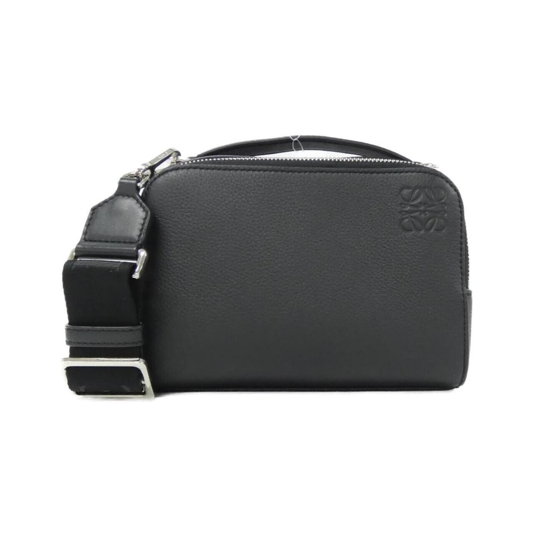 Loewe Camera Cross Body Mini C660R41X01 Shoulder Bag: --- Catalog ---Category: SizeSize (HxWxD): 13cm x 18cm x 7cm / 5.11'' x 7.08'' x 2.75''Category: DesignType: Shoulder bagColor: BlackGender: Women,MenMaterial: Leather Hardware Color: SilverLeather/Fu