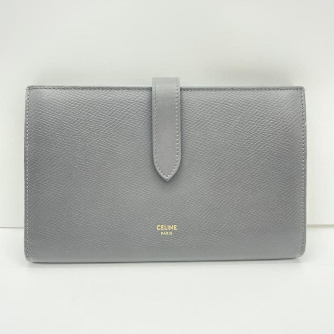 CELINE Large Strap Wallet, Bi-fold Gray: --- Catalog ---Category: SizeSize (HxWxD): 12cm x 19cm / 4.72'' x 7.48''Category: DesignType: Bill wallet (bi-fold)Color: Blue, GrayGender: WomenMaterial: Leather Category: GeneralBrand: Celine--- Ite