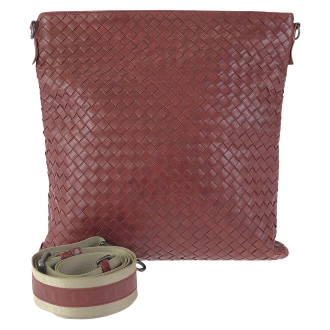 BOTTEGA VENETA Intrecciato Brown Bordeaux Leather Shoulder Bag Messenger for Men (276357): --- Catalog ---Category: SizeSize (HxWxD): 34cm x 32cm x 5cm / 13.38'' x 12.59'' x 1.96''Category: DesignType: Messenger bag, Shoulder bagColor: Bordeaux, BrownGender: MenMaterial: Leather Category: G