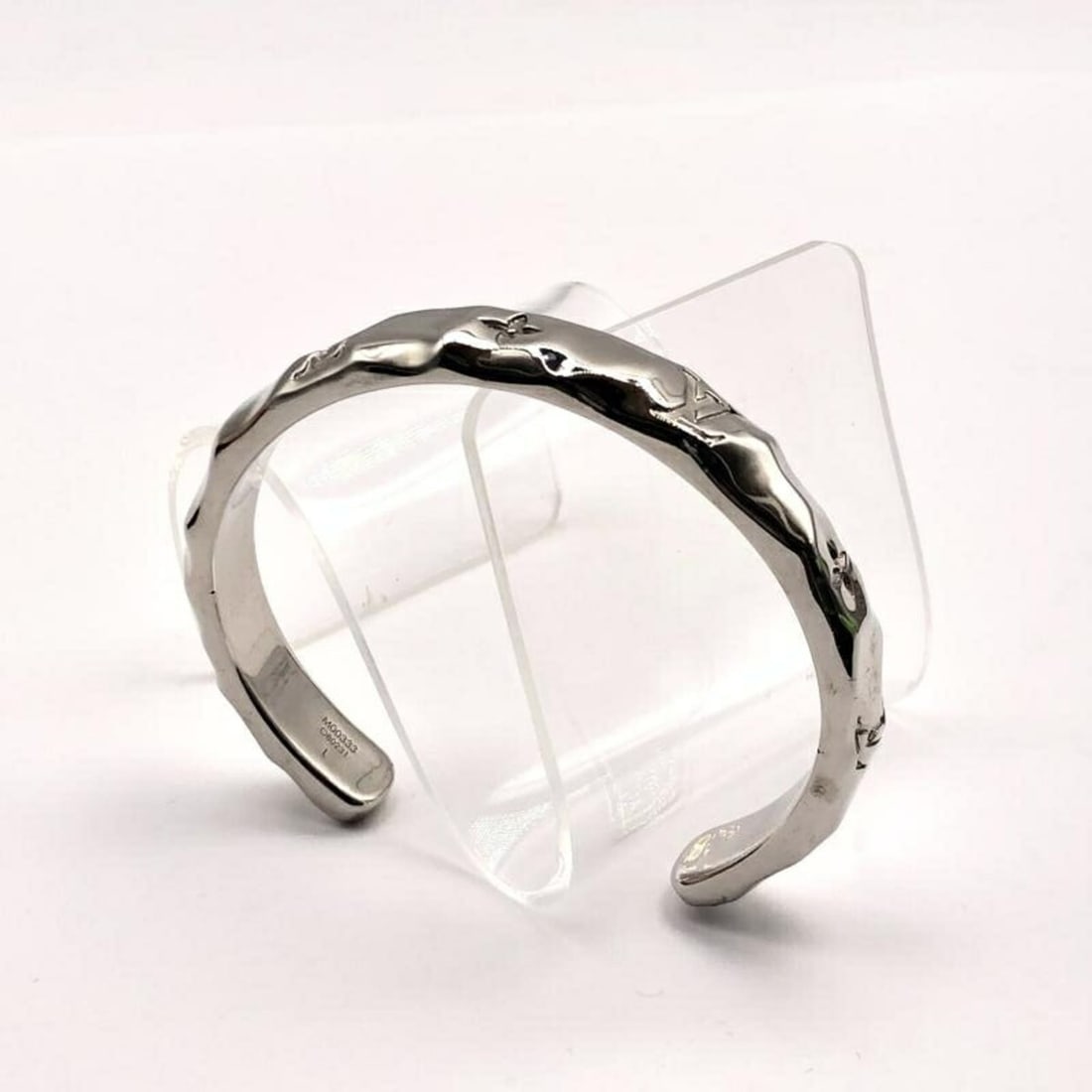 LOUIS VUITTON Cuff Monogram Curved Bangle M00333 Louis Vuitton: --- Catalog ---Category: SizeWidth: 6cm / 2.36''Stone Size (HxW): 5.5cm x 6cm / 2.16'' x 2.36''Category: DesignType: Charm braceletColor: Blue, MonogramCategory: GeneralBrand: Louis VuittonModel:
