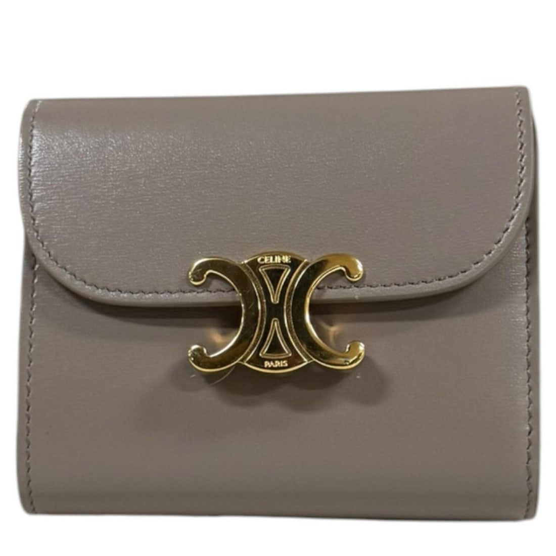 Celine Small Flap Wallet Triomphe Tri-fold Leather Women's CELINE: --- Catalog ---Category: SizeSize (HxWxD): 9cm x 10.5cm x 2.5cm / 3.54'' x 4.13'' x 0.98''Category: DesignType: Wallet (tri-fold)Color: BeigeGender: WomenMaterial: Leather Category: GeneralBrand: Celi