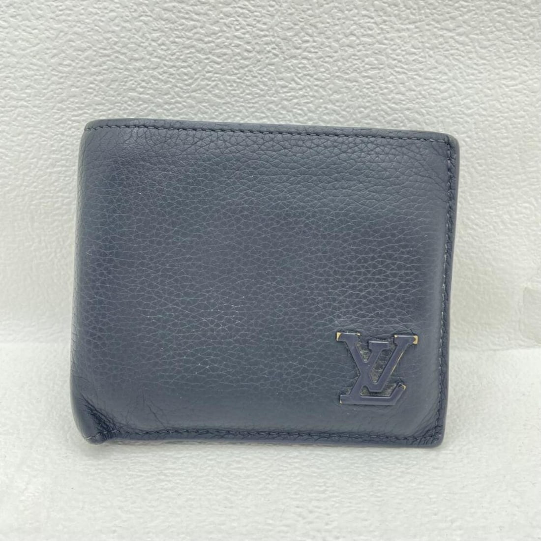 LOUIS VUITTON LV Aerogram Portefeuille Marco Wallet M81742: --- Catalog ---Category: SizeSize (HxWxD): 9.4cm x 11cm x 2cm / 3.7'' x 4.33'' x 0.78''Category: DesignType: Bill wallet (bi-fold)Color: BlueGender: WomenMaterial: Leather Category: GeneralBrand: Loui
