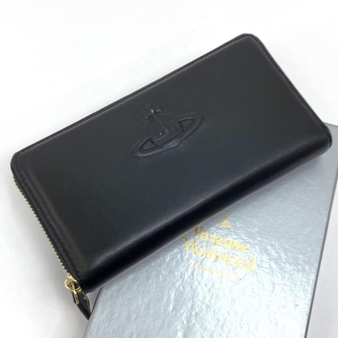 Vivienne Westwood Round Long Wallet 955VW309 Black: --- Catalog ---Category: SizeSize (HxWxD): 9.5cm x 18.5cm / 3.74'' x 7.28''Category: DesignType: Long wallet (bi-fold)Color: BlackGender: Women,MenCategory: GeneralMPN: 955VW309Brand: Vivienne Westwoo